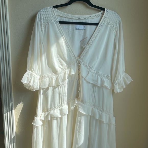 ASOS DESIGN button through lace insert tiered midi dress in ivory - Picture 5 of 8